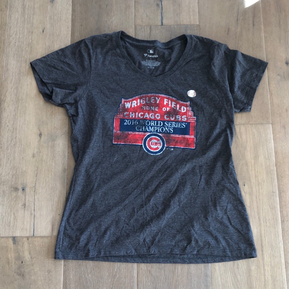 Chicago Cubs Graphic V-neck tee